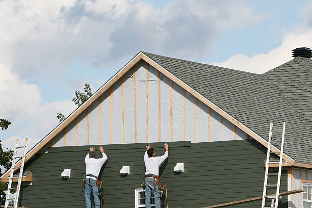 Professional Siding Installation technician working in New Hope, OR